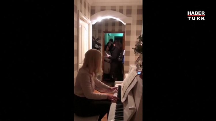 Navaly'ın doktoru polis evini ararken piyano çaldı!