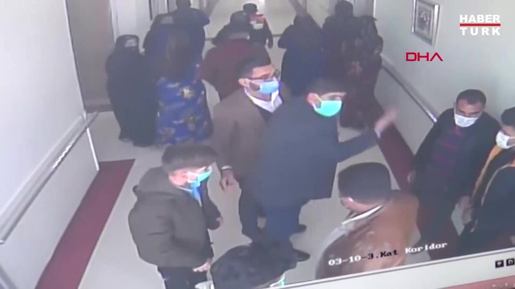 Güvenlik görevlisinin hasta yakınları tarafından dövüldüğü anlar kamerada