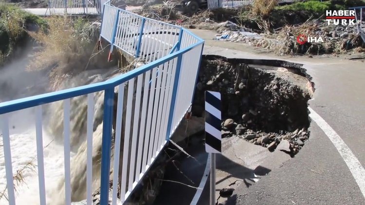 Aşırı yağıştan köprü çöktü
