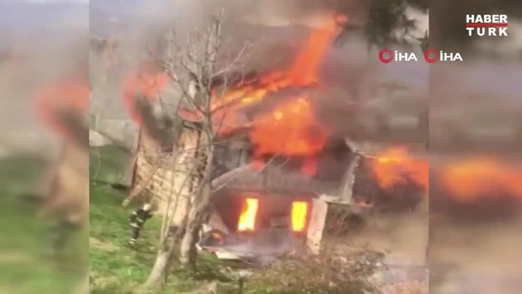 Yaşlı kadın alev alev yanan iki katlı ahşap evde hayatını kaybetti