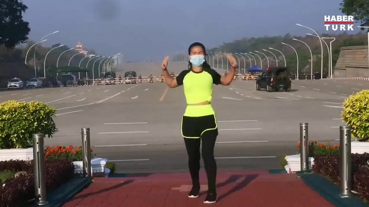 Myanmarlı kadın aerobik yaparken darbenin ilk anlarını kaydetti!