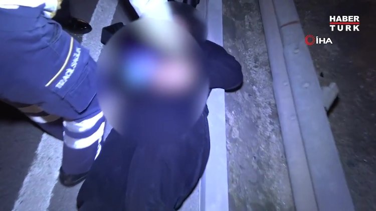 Genç kız karnındaki bıçak ile ambulansı bekledi