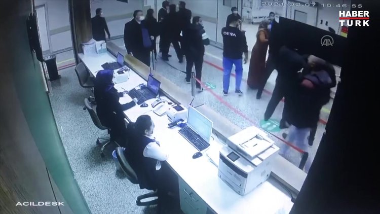 Özel hastanede sağlık çalışanlarına saldırı güvenlik kamerasında