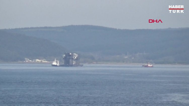 Çanakkale Boğazı'ndan 'apartman' görünümlü platform geçti