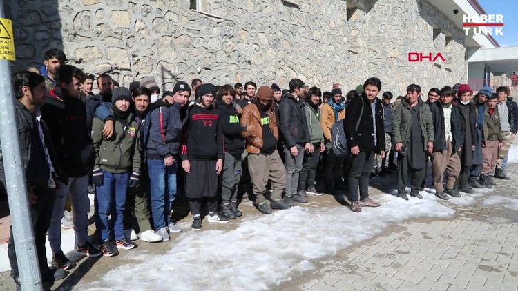 Başkale'de mağara, minibüs ve metruk evde 73 kaçak göçmen yakalandı