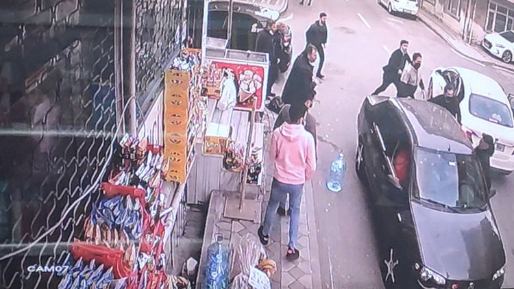 Sultangazi'de yol verme kavgası: 17 yaşında genç vuruldu