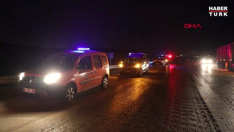 Otomobil arızalanan TIR'a çarptı: 2 ölü