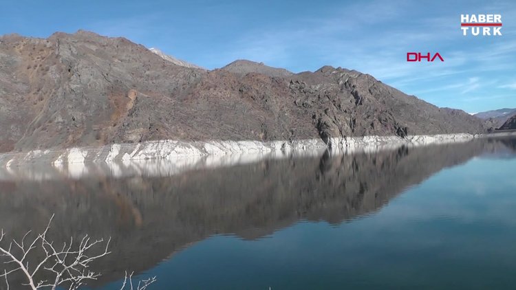 Baraj gölünün suları çekilince kayalıklarda ilginç görüntüler oluştu