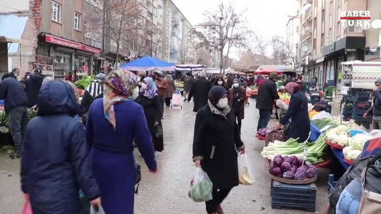 Hazar Gölü'nün "uzun kulaklı sakinleri" jandarmanın şefkatli elleriyle besleniyor