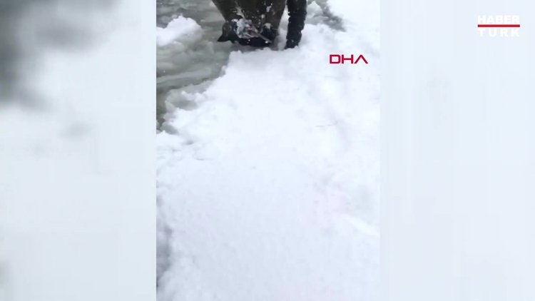 Buz kırılınca gölete düşen iki genç kurtuldu