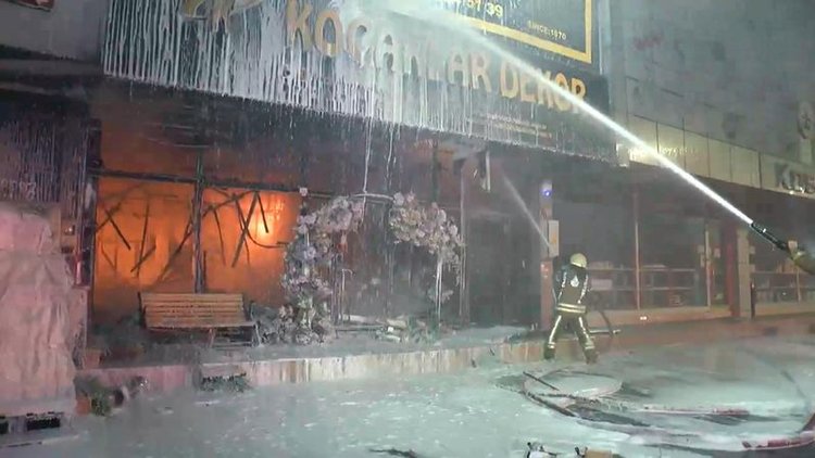 Son dakika: İSTOÇ Ticaret Merkezi'nde yangın