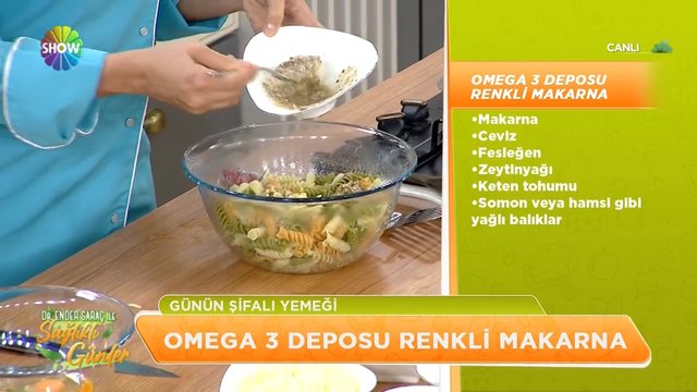 Omega 3 deposu renkli makarna ve yardımcı salata