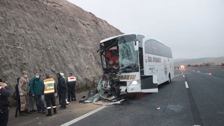 Son dakika: Şanlıurfa'da yolcu otobüsü TIR'a arkadan çarptı: Ölü ve yaralılar var