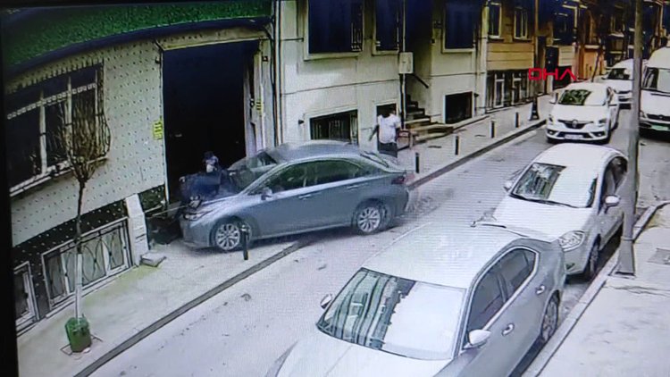 Şişli'de fren yerine gaza basan sürücü yaşlı adama çarptı; Kaza anı kamerada