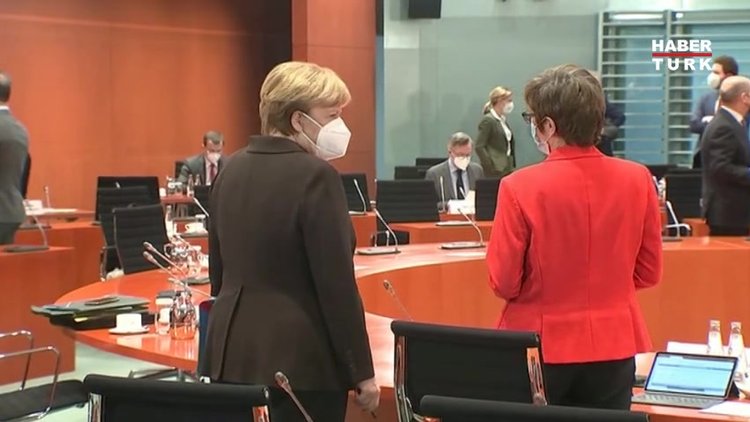 Almanya Başbakanı Angela Merkel'den koronavirüs salgınında korkutan üçüncü dalga açıklaması!