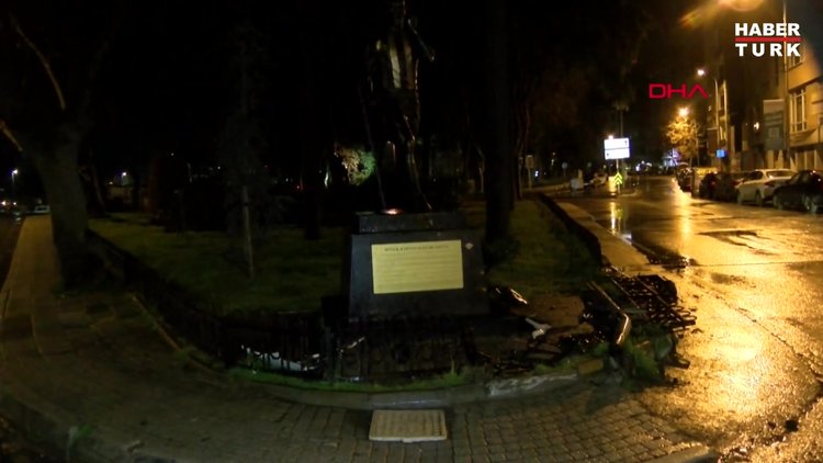 Alex De Souza'nın heykeline otomobil çarptı