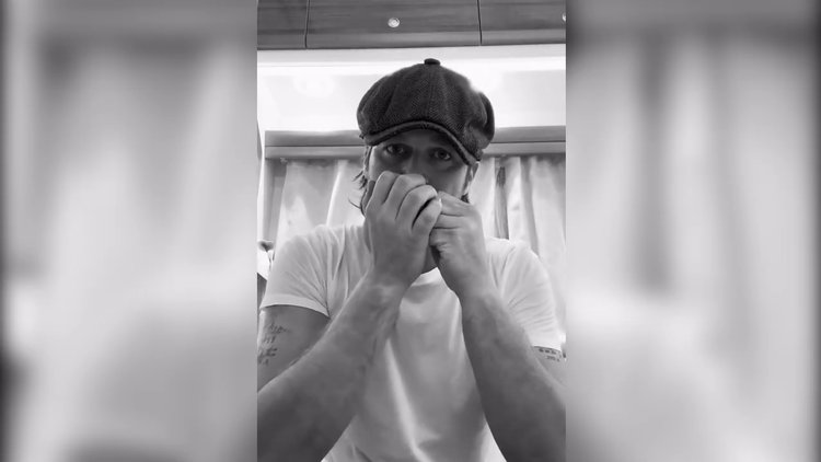 Kıvanç Tatlıtuğ'dan mızıka şov
