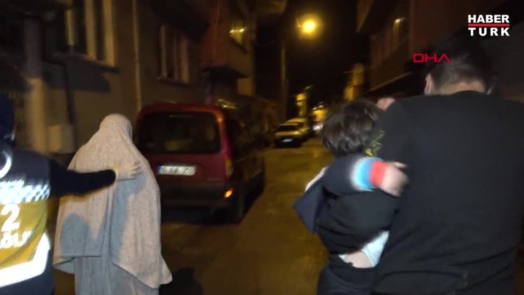 Apartman dairesinde çıkan yangında can pazarı: Binada mahsur kalan 4'ü çocuk 8 kişiyi itfaiye kurtardı