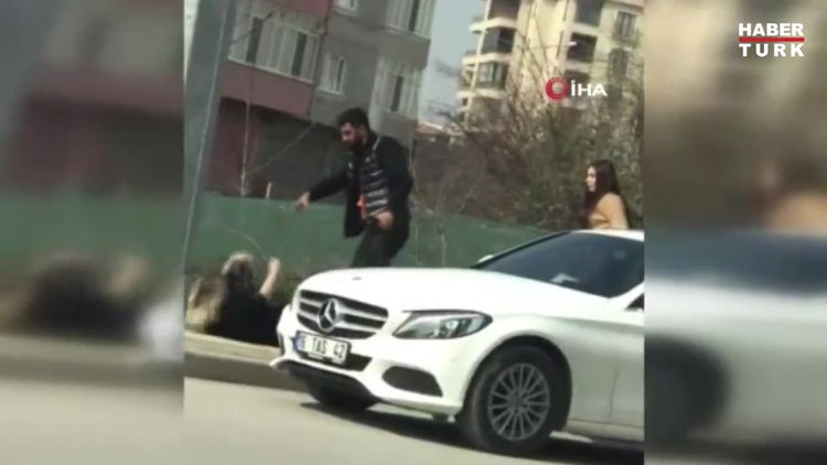 Kız arkadaşa şiddet kamerada; otomobilinden indirip böyle darp etti