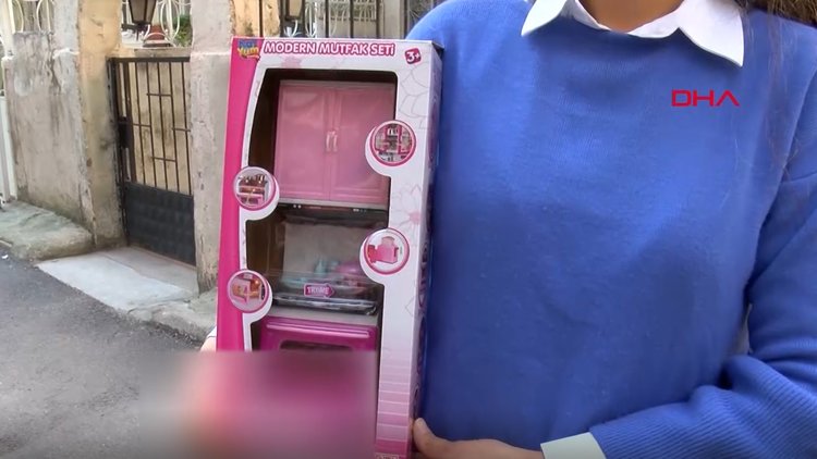 İnternetten satın aldığı fırın yerine oyuncak fırın gönderdiler!