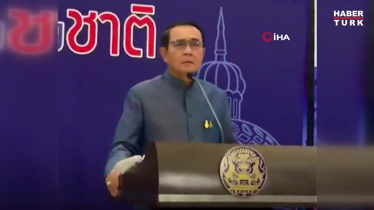 Soruyu beğenmeyen Tayland Başbakanı, gazetecilere dezenfektan sıktı!