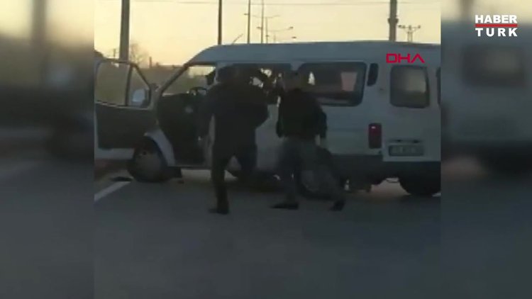 Yol verme kavgasında minibüs şoförünü dövüp bıçakladılar; o anlar kamerada