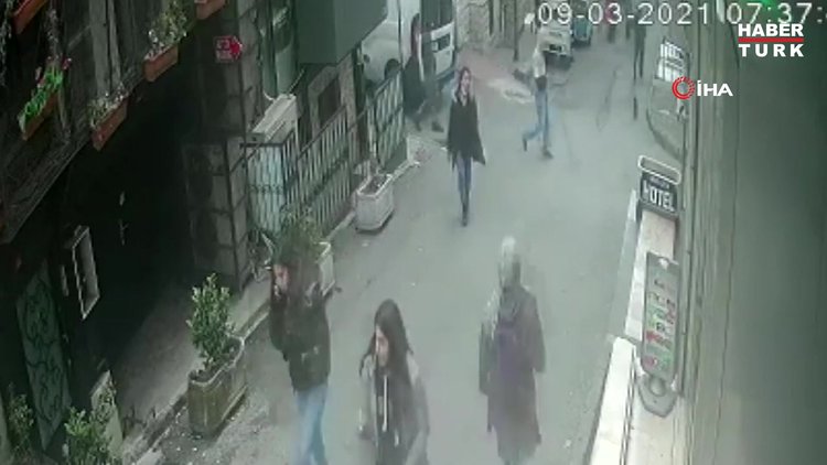 Taksim'de genç kadının yaşadığı kapkaç dehşeti kamerada