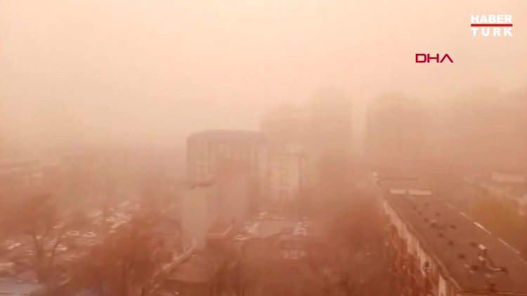 Çin'in başkenti Pekin'i kum fırtınası vurdu