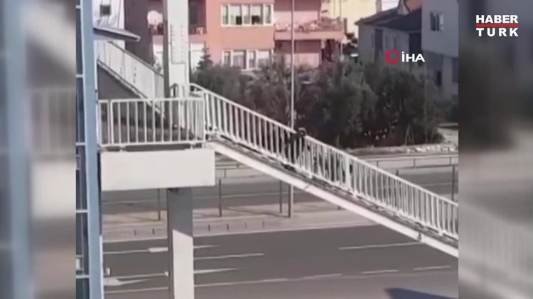 Engelli vatandaşa işkence gibi uygulama kamerada...Asansör bozulunca korkuluklara tutunup akülü aracını kendi taşıdı