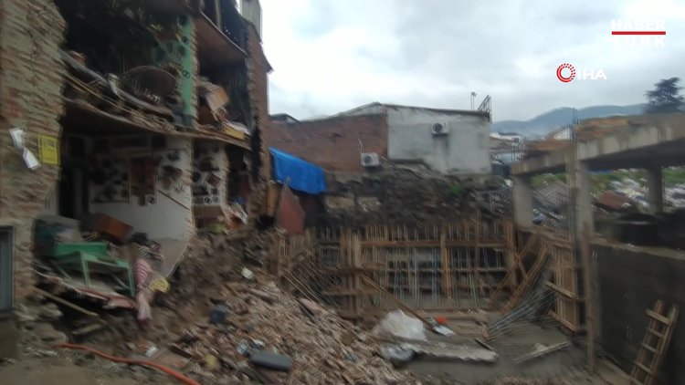 Bursa'da kafe büyük gürültüyle çöktü, facianın eşiğinden dönüldü