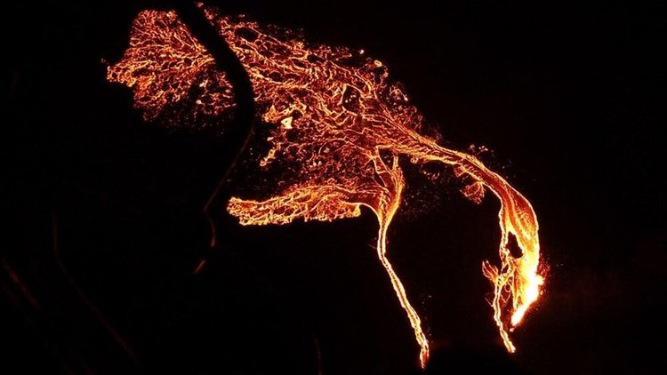 İzlanda'da 6 bin yıldır uyuyan yanardağ faaliyete geçti!