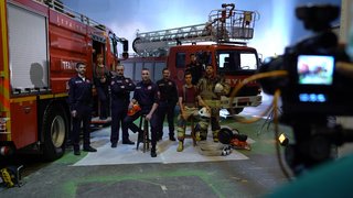 Show TV'nin merakla beklenen yeni dizisi Kırmızı Kamyon'un afiş çekiminden kamera arkası görüntüler sizlerle.