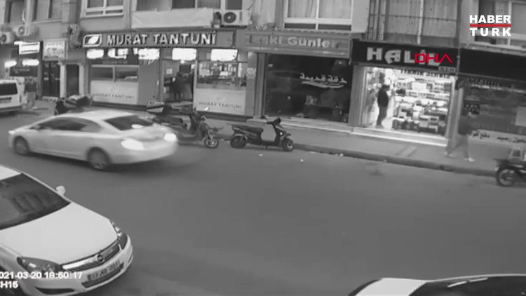 İş yerinin vitrinine çarpan otomobilin altında kalmaktan son anda kurtuldu; o anlar kamerada!