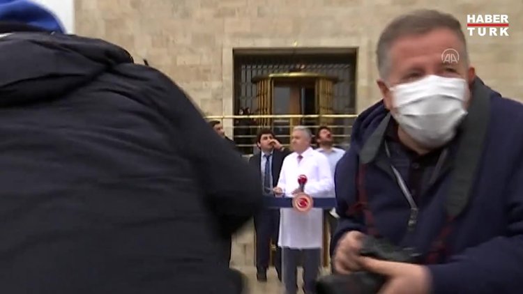 CHP Milletvekili Çetin Arık'ın basın toplantısında yıldırım düşme anında yaşanan panik; o anlar kamerada!