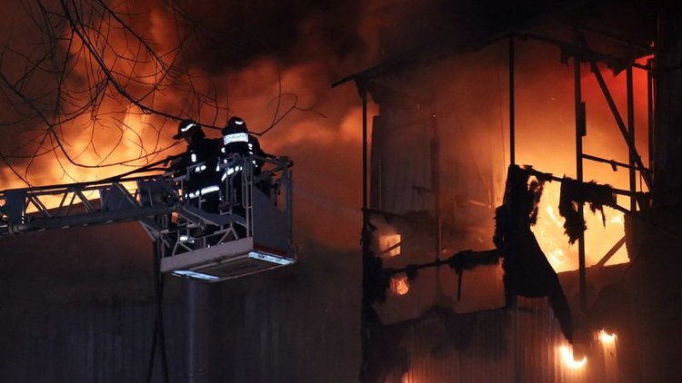 Sakarya'da mobilyacılar çarşısında çıkan yangın, 5 iş yerini küle çevirdi