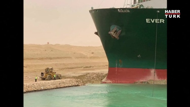 Süveyş Kanalı, karaya oturan 400 metrelik gemi nedeniyle trafiğe kapandı