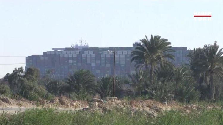 Süveyş Kanalı'ndaki gemi kurtarıldı!