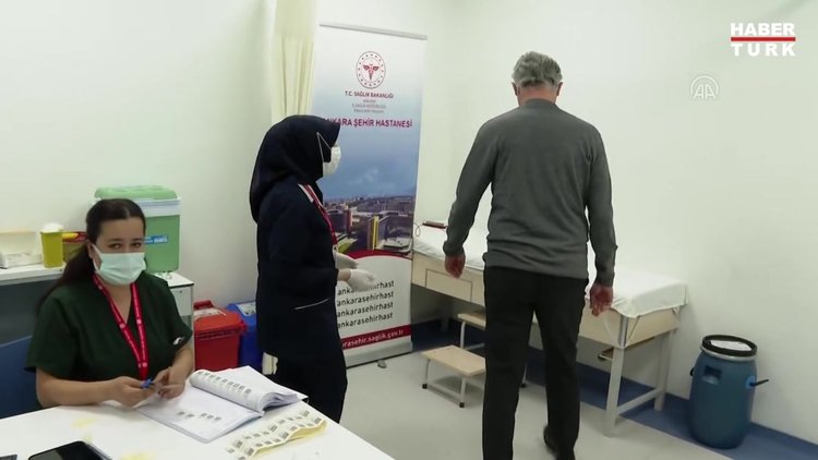 Kovid-19 aşılama sürecinde 60 yaş üzeri vatandaşlar ve eşleri ile bazı kronik hastaların aşılanmasına başlandı