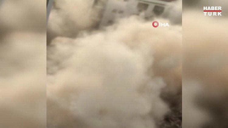 İzmir'de ağır hasarlı bina kontrollü yıkım yapılırken yanındaki binanın üzerine çöktü