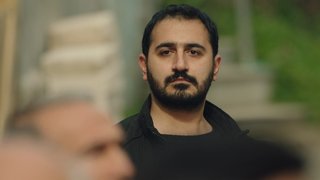 Uğur evi yanarken gördüğü adamı tekrardan görüyor.