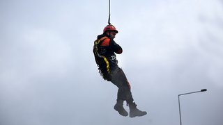 Ekip viyadükte yaşanan kazaya hızlıca müdahale ediyor. 