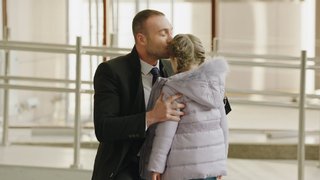 Dava çıkışı sonrası kızını çok özleyen Uğur, Cem'den bir kez olsun sarılmak için izin istiyor.