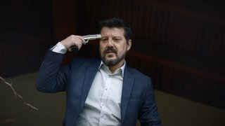 Afet ile barışmak isteyen Hasan evin balkonuna çıkıp intihar blöfünde bulundu.