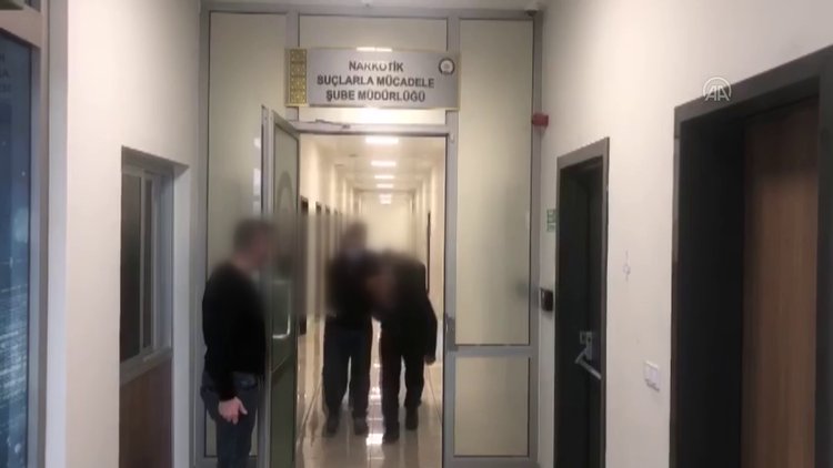Doktor ile "torbacı" olarak kullandığı öne sürülen hastası kırmızı reçeteli hap sattıkları iddiasıyla yakalandı