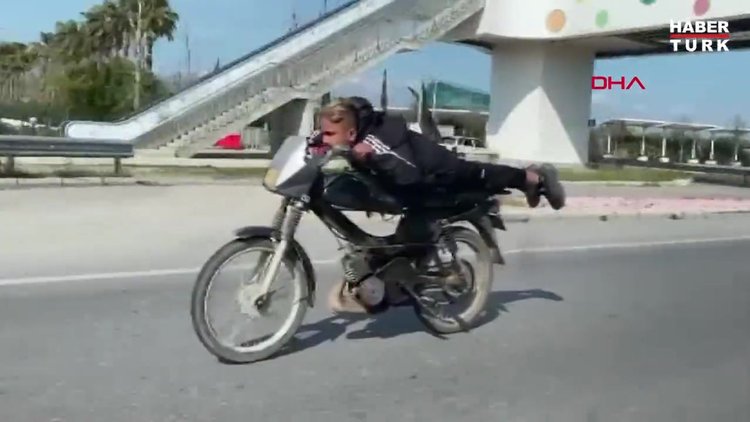 Motosikletli gençlerin tehlikeli sürüşü kamerada