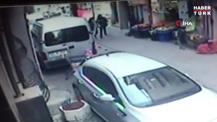 Boşanmak isteyen eşini sokak ortasında defalarca bıçakladı...Dehşet anları kamerada