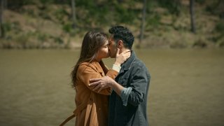 Tüm olanlardan çok yorulduğunu ve gitmek istediğini söyleyen Nehir, Doğu'yu öptü.