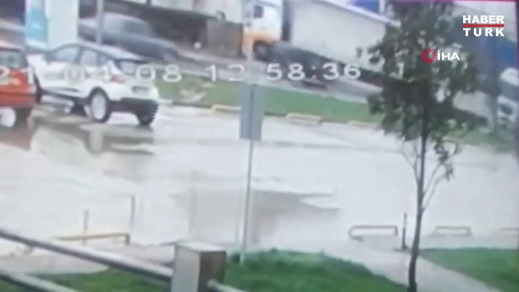 16 yaşındaki kurye tırın altında can verdi... Feci anlar kameraya yansıdı