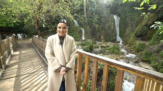 Sevcan Orhan Hatay'ın Samandağ ilçesinde misafirperver ev sahipleriyle sohbet ederken harika Hatay lezzetlerini de sundu. ...