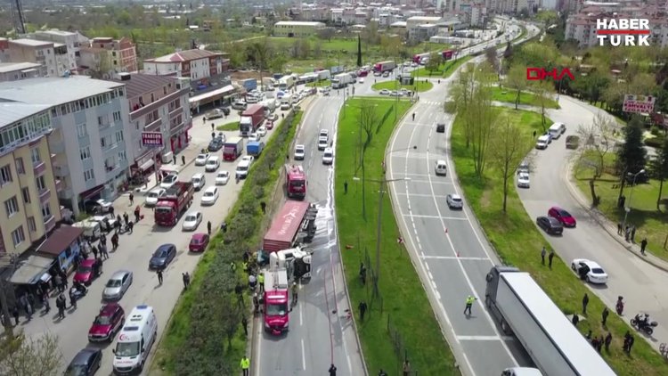 Bursa'da TIR'ın üzerine devrildiği otomobil yandı; 1 ölü 2 yaralı